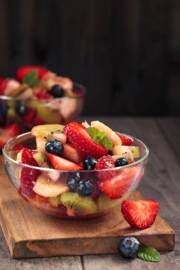 sağlıklı meyve salatası.