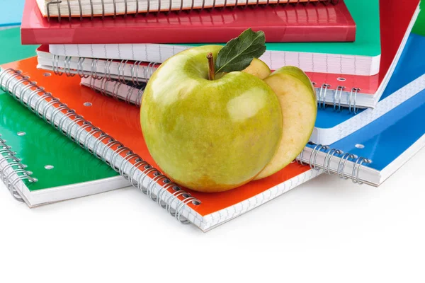 Notebooki i zielone jabłko. — Zdjęcie stockowe
