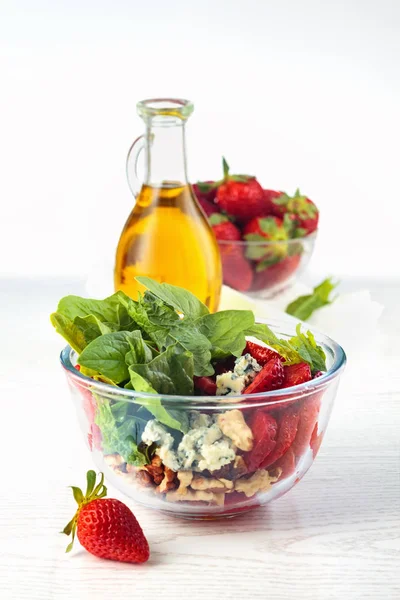 Spinach salad in bowl. — Stock Photo, Image