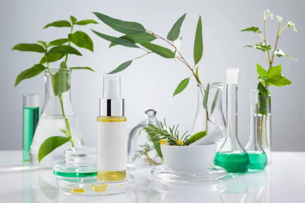 Uppsättning kosmetiska produkter som står i laboratorium på vit bakgr — Stockfoto