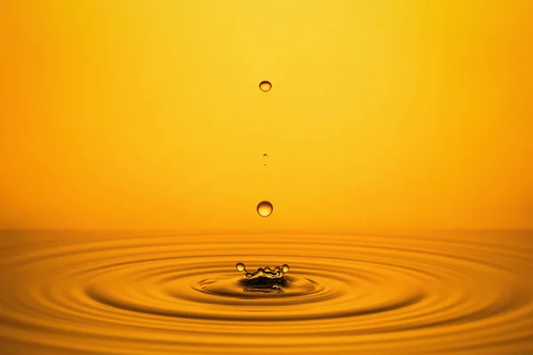 Золотая нефть на желтом фоне . — стоковое фото