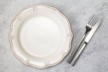 Masada boş çatal ve bıçak var.