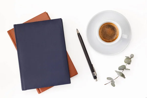 Íróasztal Laptop Szemüveg Fejhallgató Toll Egy Csésze Kávét Szemközti Nézet — Stock Fotó