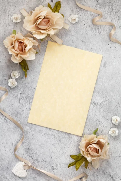 Esküvői Meghívó Papírok Feküdt Asztalra Díszített Rózsa — Stock Fotó
