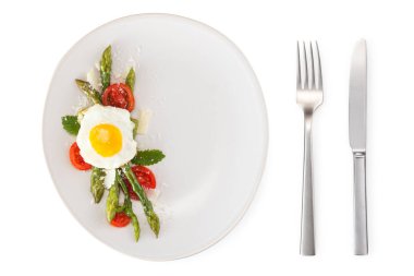 İtalyan yemeği: kuşkonmaz ve sahanda yumurta ile korunmuş yemek.