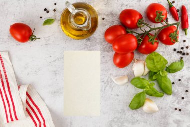 Beyaz masada taze domates, fesleğen ve zeytinyağı. Kopyalama çubuğu ile üst görünüm
