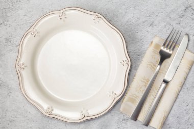 Masada boş çatal ve bıçak var.