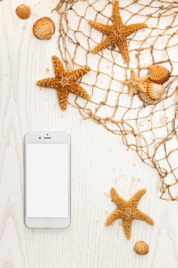 Beyaz ahşap arka planda deniz yıldızları ve deniz kabukları ile yaz zamanı konsepti.