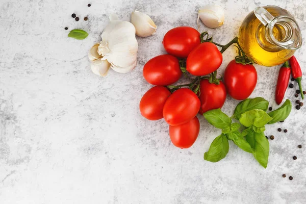 Frische Bunte Tomaten Basilikum Und Olivenöl Auf Weißem Tisch Draufsicht — Stockfoto