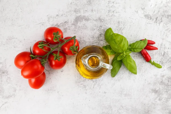 Frische Bunte Tomaten Basilikum Und Olivenöl Auf Weißem Tisch Draufsicht — Stockfoto