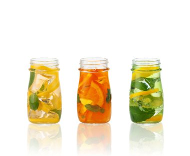 Beyaz arka planda saman bulunan taze doğal meyve kokteylleri..