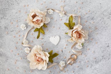 Gri mermer arka planda pembe ve beyaz gül çiçeklerinin yuvarlak çerçeve sınırı.