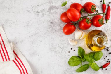 Beyaz masada taze domates, fesleğen ve zeytinyağı. Kopyalama çubuğu ile üst görünüm
