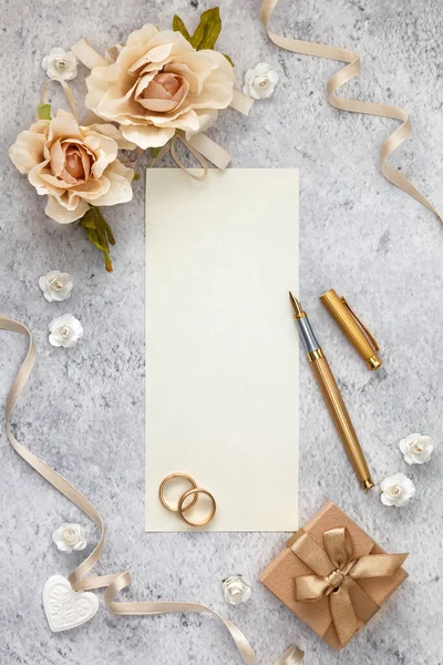 Papel Cartão Convite Casamento Colocado Mesa Decorado Com Rosas — Fotografia de Stock