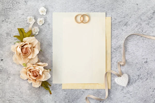 Бумага Приглашения Свадьбу Столе Украшенная Розами — стоковое фото
