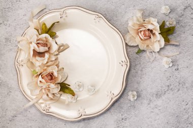 Restoranda boş kartı olan şık bir şenlik masası. Menü Davet Yapılandırması.