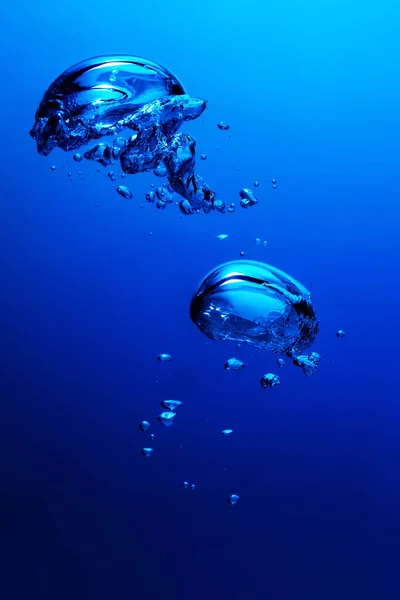 Luchtbellen Zweven Blauw Water Onderwaterwereld — Stockfoto