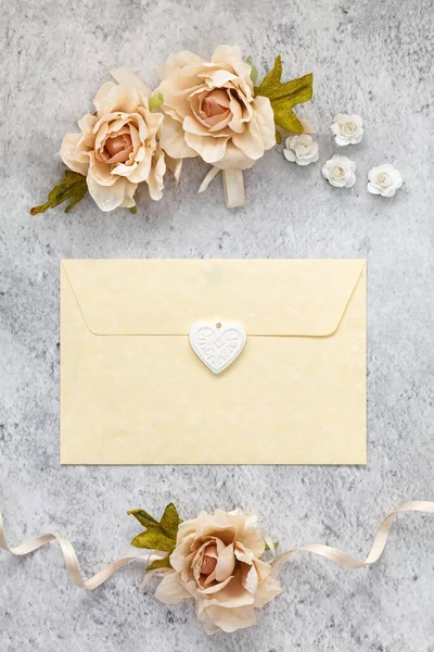 Papel Cartão Convite Casamento Colocado Mesa Decorado Com Rosas — Fotografia de Stock