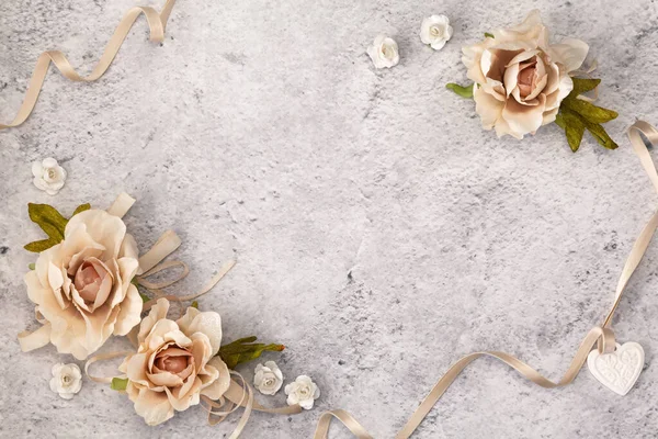 Papel Cartão Convite Casamento Colocado Mesa Decorado Com Rosas — Fotografia de Stock