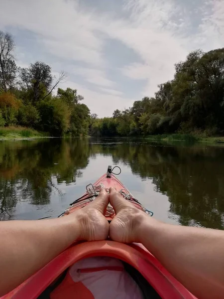 Agradable Relajarse Estirar Las Piernas Mientras Kayak Cuando Desliza Suavemente — Foto de Stock