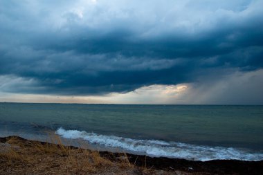 Fırtınadan ve yağmurdan önce.