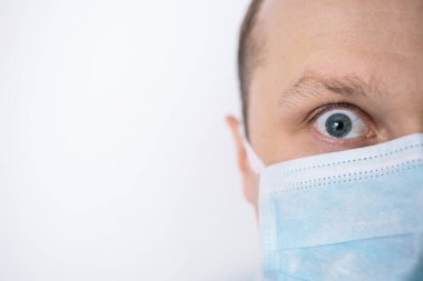 Şokta olan doktor. Gerginim. Cerrahi maskeli doktor endişeli. Doktor panik içinde..
