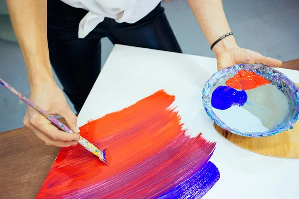Artystka Maluje Nowy Obraz Używa Czerwonych Niebieskich Kolorów Farb Olejnych — Zdjęcie stockowe