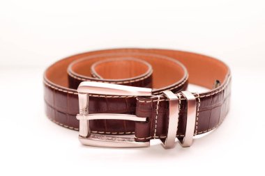 Beyaz bir arka planda klasik erkek kahverengi deri kemeri.. 