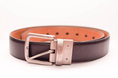 Beyaz bir arka planda klasik erkek kahverengi deri kemeri.. 