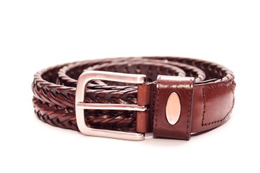 Beyaz bir arka planda klasik erkek kahverengi deri kemeri. Hasır kemer.