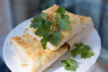 Beyaz tabakta sebzeli Pita, evde yapılan lezzetli kahvaltı. Geleneksel Orta Paskalya fast food 'u. Ev yapımı yemek.. 