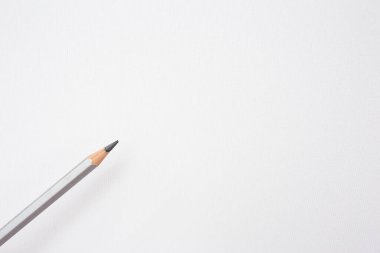 Beyaz tuval arkaplanda gri bir kalem. Kalemle çiziyorum. Karantina sırasında hobi. İlham, yetenek. Yeni bir resim çiziyorum. Bir sanatçı. - Sanat. # Kapatma Sanatı