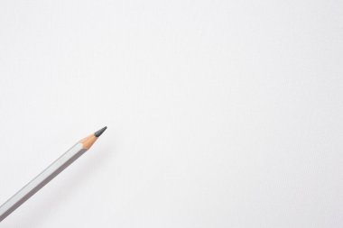 Beyaz tuval arkaplanda gri bir kalem. Kalemle çiziyorum. Karantina sırasında hobi. İlham, yetenek. Yeni bir resim çiziyorum. Bir sanatçı. Sanat.