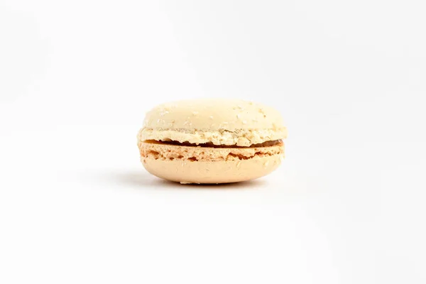 Seitenansicht Einer Süßen Weißen Vanille French Macaron Isoliert Auf Weißem — Stockfoto