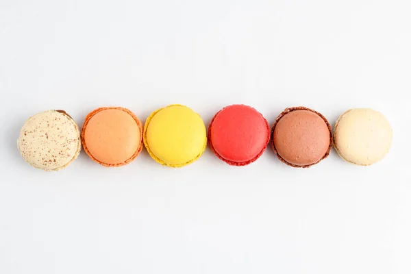 Reihe Von Sechs Süßen Französischen Macarons Mit Verschiedenen Aromen Isoliert — Stockfoto