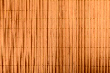 Yuvarlak bir kasenin üst görüntüsü taze organik yeşil mercimek fasulyesi dokulu bambu ahşap arka plan sıcak ışık, kahverengi monokrom kapalı arka plan seçici odaklı fotoğraf