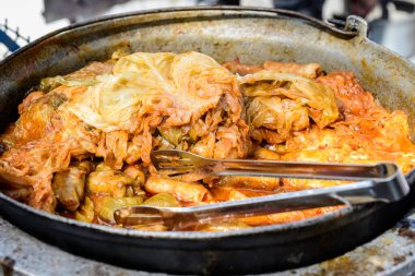 Etli ve lahanalı taze pişmiş lahana dürümleri, gıda pazarında pişirilen sarmale adı verilen geleneksel bir Romen yemeği.