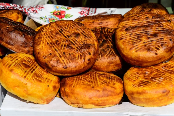 Pão Milho Cozido Casa Fresco Exibido Para Venda Uma Mesa — Fotografia de Stock