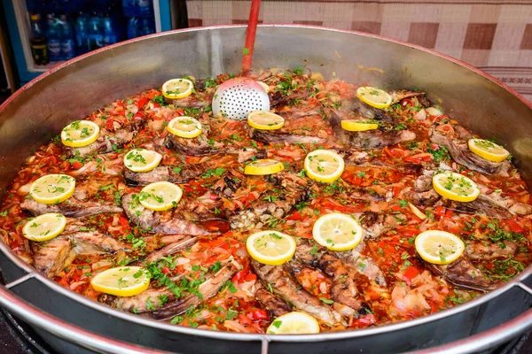 Kırmızı Domatesli Sebze Çorbası Olarak Bilinen Taze Sarı Limon Dilimleriyle — Stok fotoğraf