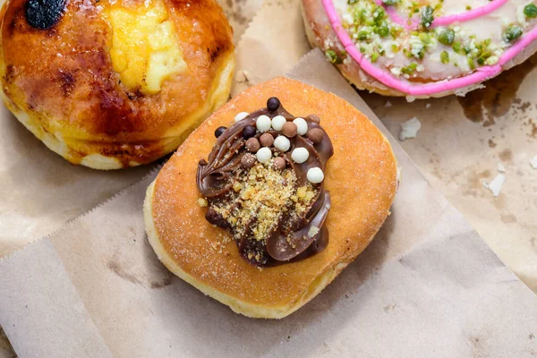 Ein Großer Frittierter Donut Mit Schokolade Und Farbigen Bonbons Auf — Stockfoto