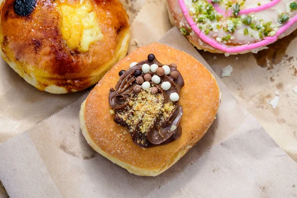 Donut Frito Fresco Grande Revestido Com Chocolate Doces Coloridos Papel — Fotografia de Stock