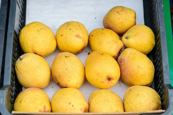 Groep Van Verse Gele Biologische Peren Tentoongesteld Een Straat Voedsel — Stockfoto