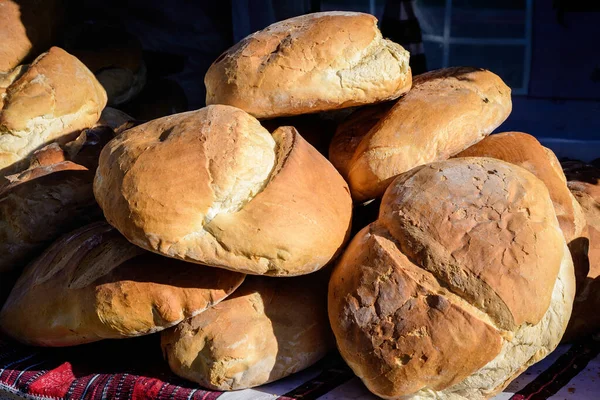 Montón Pan Integral Recién Horneado Exhibido Para Venta Mercado Alimentos —  Fotos de Stock