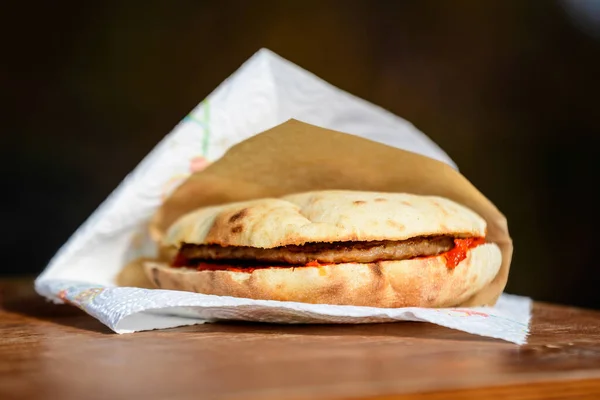 Sanduíche Pljeskavica Saboroso Prato Tradicional Sérvio Nacional Com Prato Grelhado — Fotografia de Stock