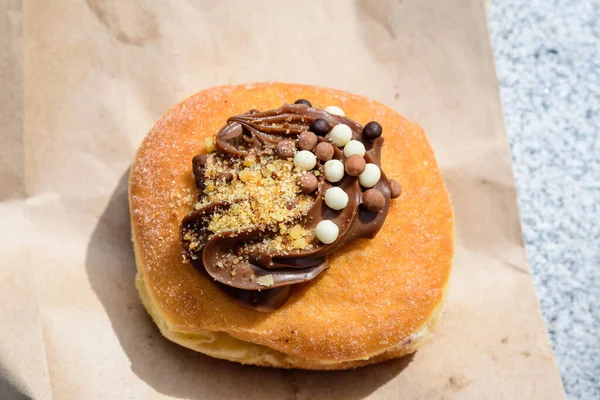 Donut Frito Fresco Grande Donut Revestido Com Chocolate Doces Coloridos — Fotografia de Stock