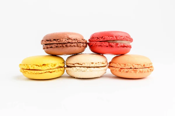 Fünf Süße Französische Macarons Mit Verschiedenen Aromen Isoliert Auf Weiß — Stockfoto