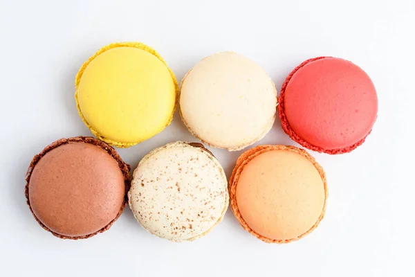 Draufsicht Auf Sechs Süße Französische Macarons Mit Verschiedenen Aromen Isoliert — Stockfoto