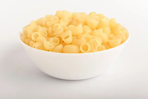 Gedroogde Cornetti Rigati Italiaanse Pasta Een Ronde Kom Klaar Worden — Stockfoto