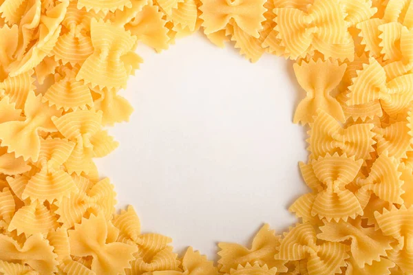Heap Torkad Farfalle Rigate Italiensk Pasta Redo Att Tillagas Isolerad — Stockfoto