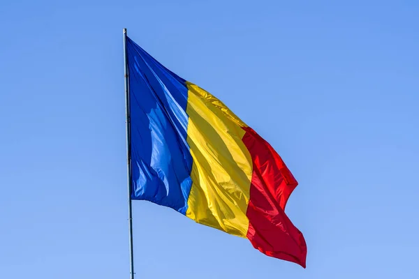 Bandiera Nazionale Rumena Che Soffia Nel Vento Alla Luce Diretta — Foto Stock